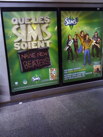 Les larges affiches vertes envahissent la gare Saint Lazare